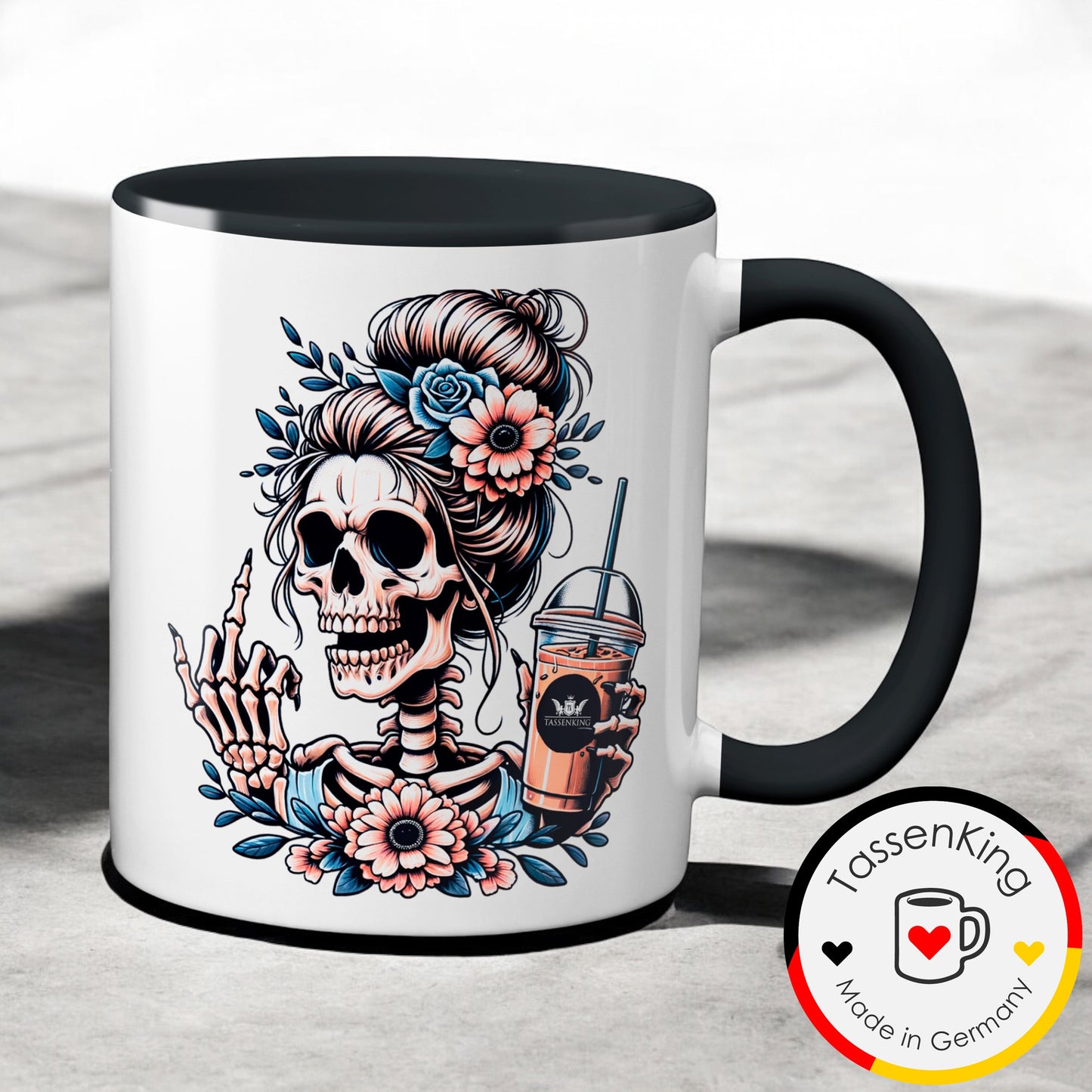 Skull Frau mit Mittelfinger (FuckOff) und Kaffee / Schwarz