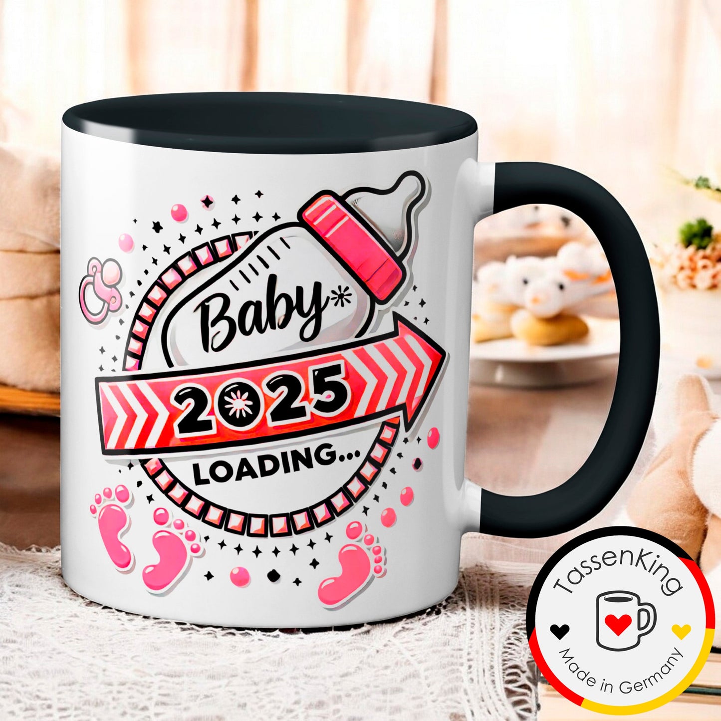 Baby Loading 2025 - Motiv rot - schwarze Tasse (Girl, Mädchen)