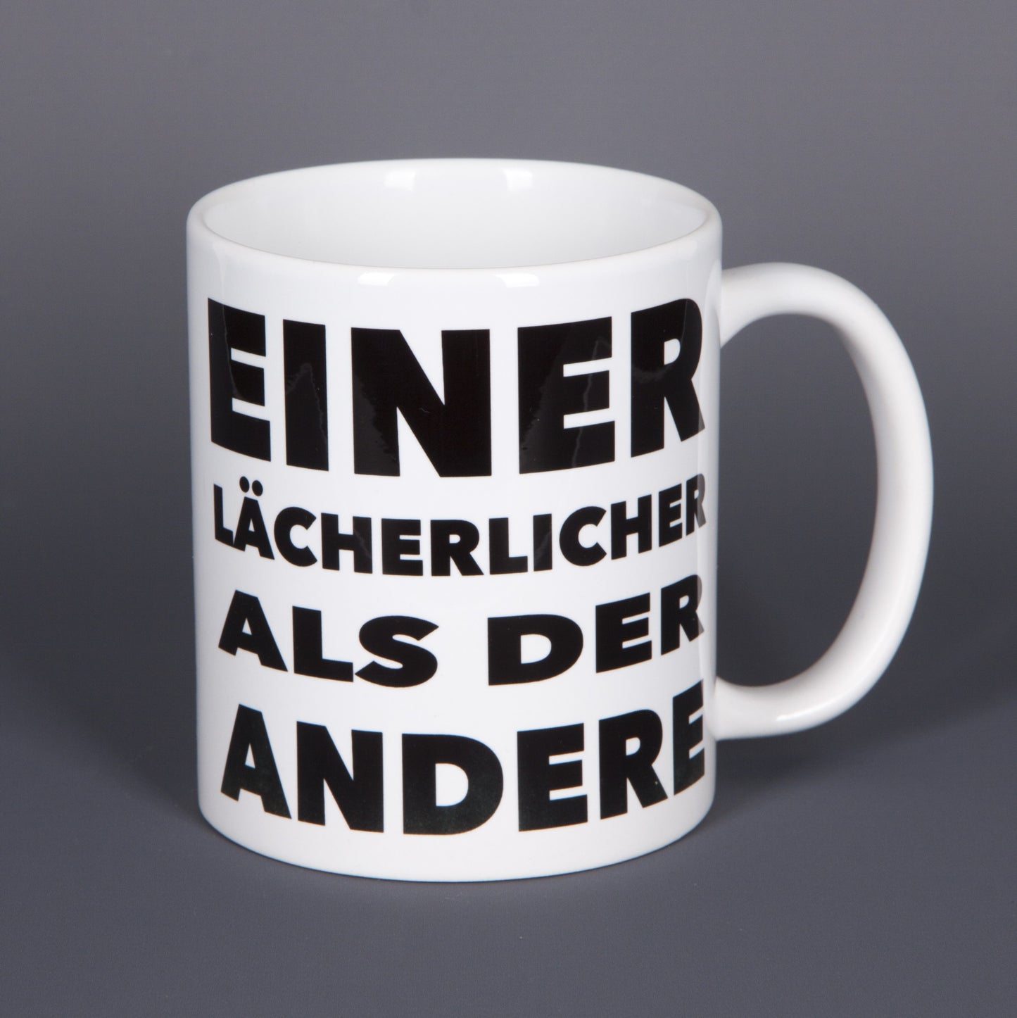 EINER LÄCHERLICHER ALS DER ANDERE - Tasse mit Spruch - bedruckte Tasse