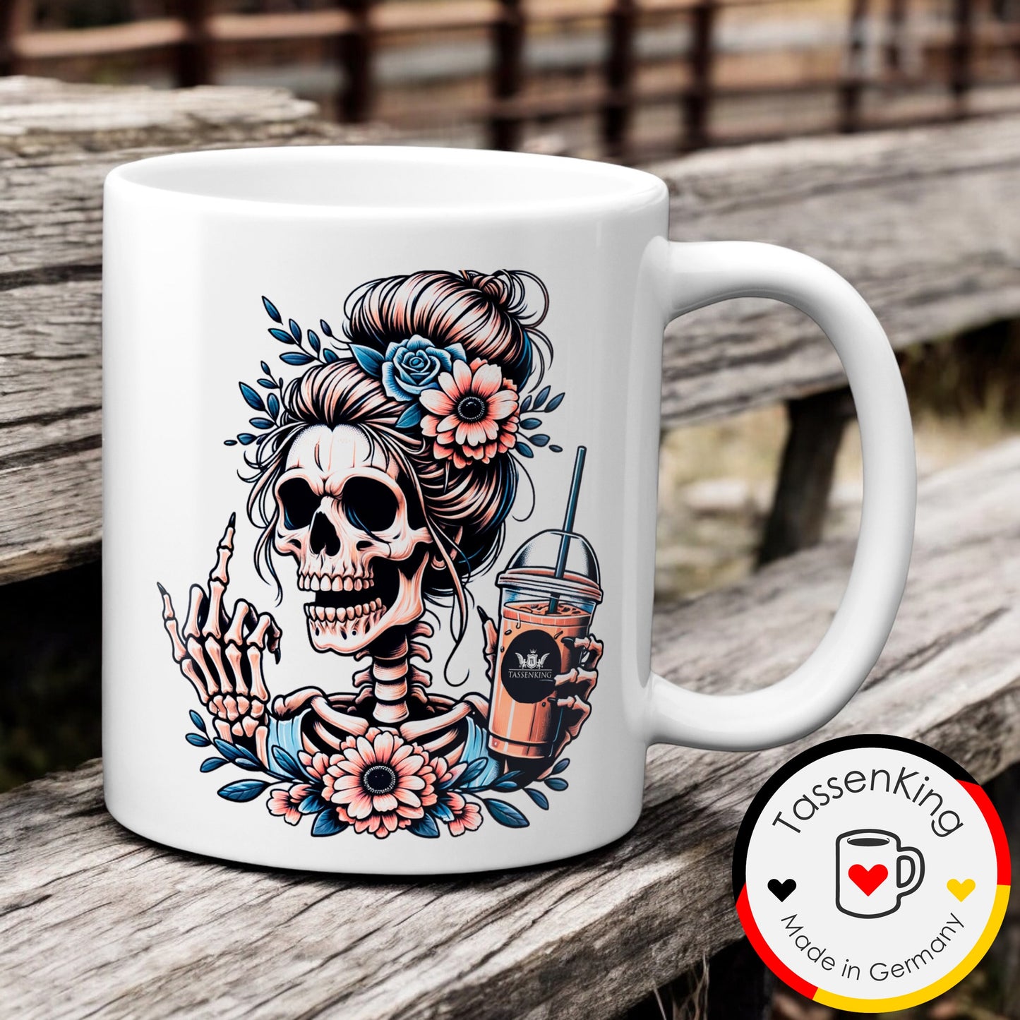 Skull Frau mit Mittelfinger (FuckOff) und Kaffee / Weiß